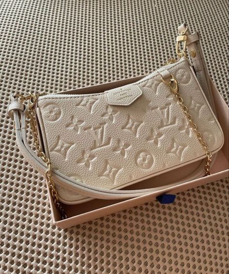 Trendy Purses, Luxury Bags Collection, Aesthetic Bags, Handbag Essentials, Girly Bags, Foto Baby, Luxury Purses, Fancy Bags, Bags Aesthetic