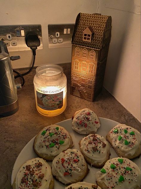 Christmas Baking Aesthetic Cozy, Winter Cookies Aesthetic, Warm Cozy Christmas Aesthetic, Winter Baking Aesthetic, Aesthetic Christmas Baking, Christmas Candle Aesthetic, Christmas Cookie Aesthetic, Christmas Cozy Aesthetic, Christmas Baking Aesthetic