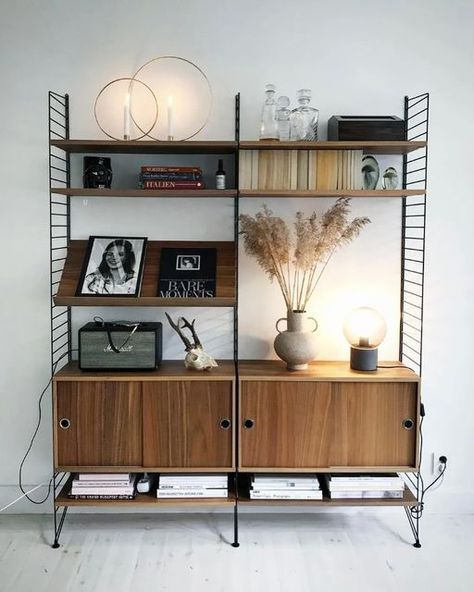 String Furniture on Instagram: "Simple and elegant in the home of @idabobbo🤎 #classicinterior#scandinaviandesign#stringshelf#stringshelves#modularsystem#shelvingsystem#madeinsweden#stringfurniture#stringshelfie#walnutshelves" String Shelves Living Room, String Furniture Living Room, Bachelor Apartment Ideas, String Shelves, 50s Furniture, Modern Eclectic Interior, String Shelving, 50s House, Floor To Ceiling Bookshelves