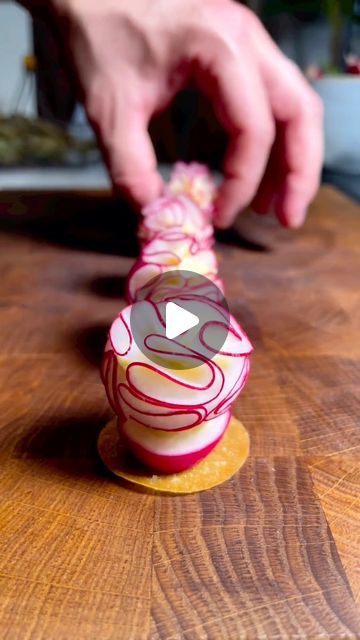 Plating Dinner Ideas, Vegan Gastronomy Recipes, Fancy Amuse Bouche, Michelin Star Canapes, Fine Dining Plating Ideas, Fine Dining Garnish, Fruit Plating Ideas, Fancy Garnish Food, Fancy Canapes Ideas