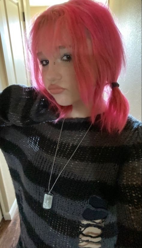 Black And Pink Hair Ideas, Alt Pink Hair, Red Pink Hair, Bright Pink Hair, I Like Your Hair, Hot Pink Hair, Emo Hair, Peinados Fáciles Para Cabello Corto, Scene Hair