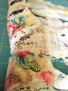 Madness and mess: Want to make a snippet roll too? Snippet Roll, Snippet Rolls, Crafts Homemade, Walnut Ink, Fabric Collage, Shabby Chic Crafts, Fabric Journals, Curtain Ideas, Scrap Fabric