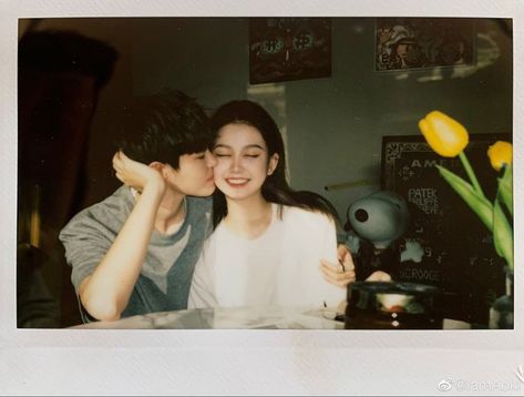 Aesthetic Polaroid, Couple Poses Reference, 사진 촬영 포즈, Ochako Uraraka, Couples Vibe, Polaroid Pictures, Ulzzang Couple, Korean Couple, Relationship Goals Pictures