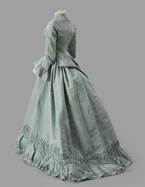 1860s Womens Fashion, Ball Gown Medieval, Victorian Bustle, Walking Dress, 1870s Fashion, Women Costume, Historic Fashion, Costume For Women, Bustle Dress