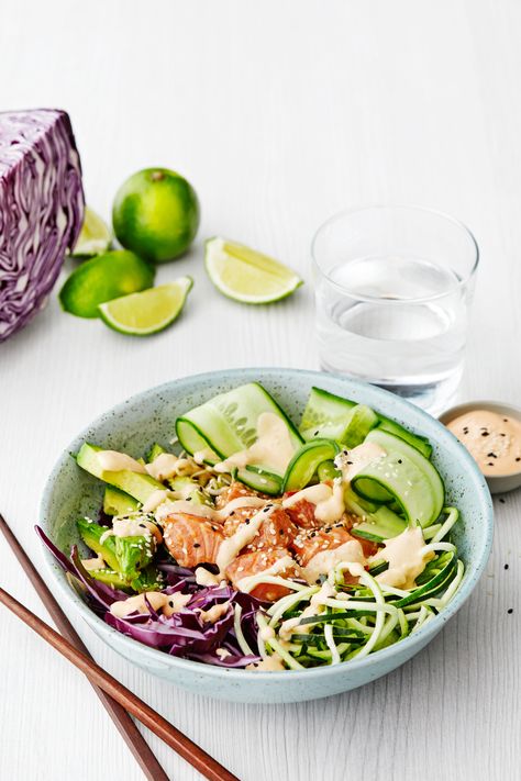 Bowl Dinners, Salmon Poke Bowl, Low Carb Salmon, Bowl Meals, Keto Salmon, Salmon Poke, Zoodle Recipes, Diet Doctor, Recetas Keto