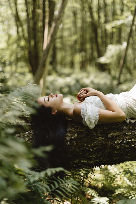 Pictures In The Forest Ideas, Tree Portrait Photography, Wild Woman Forest Photography, Forest Fotoshooting Ideas, Woodland Photoshoot Ideas, Enchanted Forest Photography, Trail Photoshoot Ideas, Boho Forest Photoshoot, Forest Dress Photoshoot