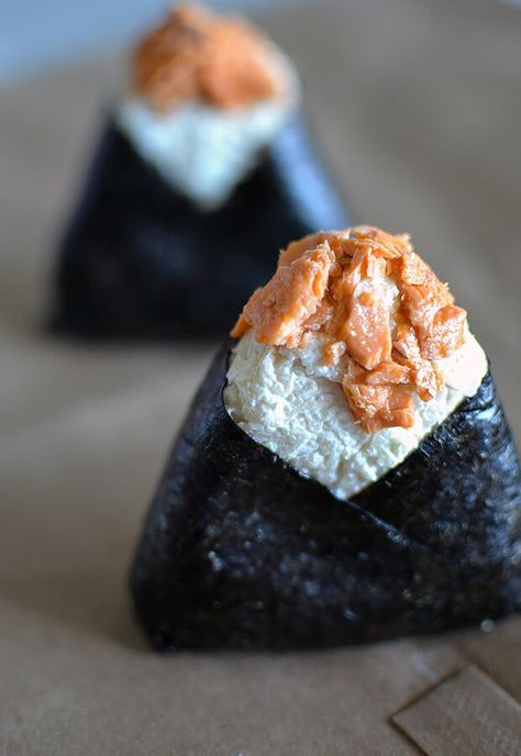 Keto Onigiri are a fast Japanese food option. They are perfect for packing in a lunch box, or just taking with you while you are on the go. Japanese Meals, Onigiri Recipe, Valentines Recipes Desserts, Japanese Diet, Carb Cycling Diet, Keto Friendly Desserts, Low Carb Lunch, Keto Foods, White Rice