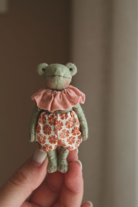 Hand Sewn Animals, Simple Doll Pattern, Plush Mushroom Pattern, Felt Dolls Diy, Handmade Plushies Free Pattern, Hand Sewn Stuffed Animals, Frog Doll Pattern, Stuffed Animal Dress, Plush Diy