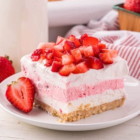 Dessert Lasagna Recipes, Strawberry Lasagna, Cream Jello, Dessert Lasagna, Cheesecake Strawberry, Vanilla Wafer Crust, Vanilla Wafer, Princess Pinky Girl, Lasagna Recipes