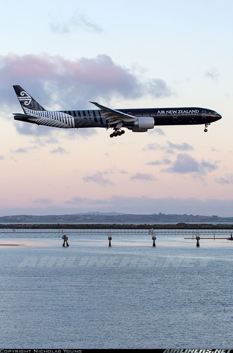 NZ136 on short final to 23L from Brisbane - Photo taken at Auckland - International (AKL / NZAA) in New Zealand on July 28, 2013. Jet Airlines, Airplane Drone, Best Airplane, Klm Royal Dutch Airlines, Cargo Aircraft, Boeing Aircraft, Air New Zealand, Passenger Aircraft, Singapore Airlines