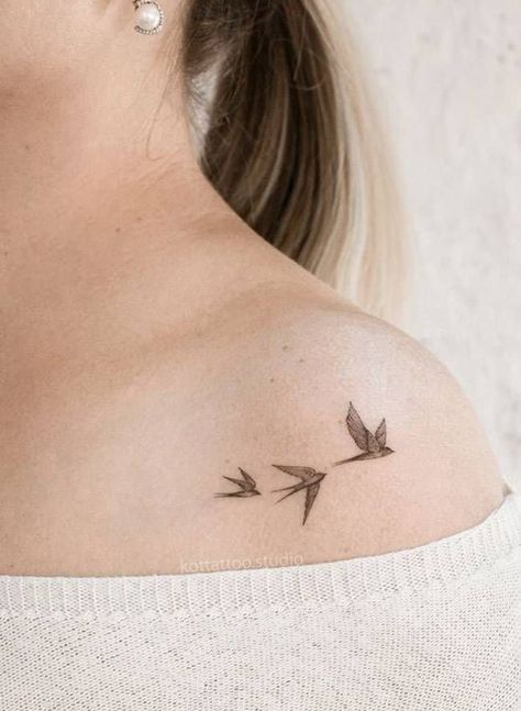 Tiny Bird Tattoos, Bird Tattoos For Women, Tiny Wrist Tattoos, Sparrow Tattoo, Mommy Tattoos, Petite Tattoos, Inspiration Tattoos, Small Meaningful Tattoos, Парные Тату