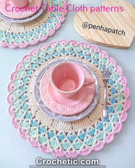 Cozy crochet | Easy crochet | Circle crochet table runner free pattern for a contemporary touch Crocheted Placemats, Crochet Table Mat, Diy Crochet Patterns, Crochet Placemats, Crochet Table Runner Pattern, Crochet Table, Crochet Circles, Crochet Table Runner, Crochet Decoration