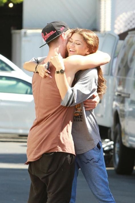 Zendaya boyfriend 💙 Zendaya And Val, Zendaya And Boyfriend, Val Chmerkovskiy, Me Photo, The Greatest Showman, Zendaya Coleman, Street Style Looks, Looks Style, Little Sisters