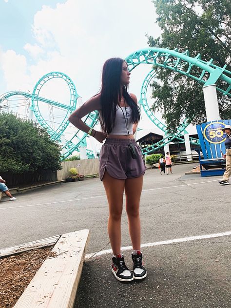 Skater Girl Summer Outfits, Roller Coaster Outfit, Tan Summer, Athletic Outfit, Skater Outfits, Summer Pics, Insta Pics, Skater Girls, Girls Summer Outfits