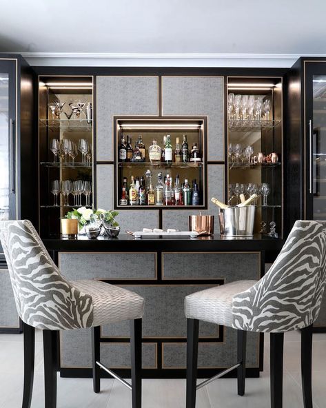 689 Likes, 14 Comments - Hill House Interiors (@hillhouseinteriors) on Instagram: “A signature Hill House Interiors design choice popular with our private clients is the cultivation…” Modern Home Bar Luxury, Modern Home Bar Designs Luxury, Bar Unit For Home, Home Bar Designs Luxury, Hill House Interiors, Modern Home Bar Designs, Home Bar Counter, Bar Counter Design, Home Bar Rooms