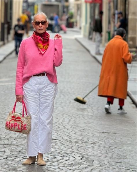 Linda Wright on Instagram: "You see this lady with the broom in her hand  clad in the orange coat…..you will see her either to the right or left of me on the following photos.   If you scroll to view the video….there she is  sweeping the street just behind me.  I don’t know who she is, but every time I go down this street, she is there with broom and dust pan in hand.   I have tried to speak with her a couple of times,  but she is not wanting to strike up a conversation. I can tell my attempts only serve to irritate her. So, I shy away as well.  I did learn today…..when I dared to ask her if I could bend to pick up a cup for her…..that she cleans this street 5 hours a day. She told me so.   She was not happy with my attempts at finding a cord of complicity. I think it best to stay away and Linda Wright Style, Linda Wright, Orange Coat, Minimalist Fashion Women, Over 60 Fashion, Orange Outfit, Dust Pan, Ageless Style, 60 Fashion