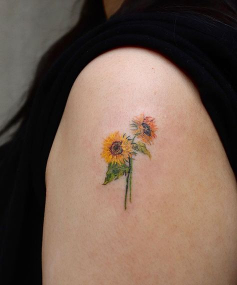 767 curtidas, 4 comentários - STUDIOBYSOL_eunyu (@eunyutattoo) no Instagram: “Van Gogh's Sunflowers . . . . . . . #eunyutattoo #studiobysol #sunflowertattoo #vangoghtattoo…��” Van Gogh Tattoo, Small Tats, Van Gogh Sunflowers, Sunflower Tattoo, Mini Tattoos, Body Tattoos, Maple Leaf Tattoo, Van Gogh, Watercolor Tattoo