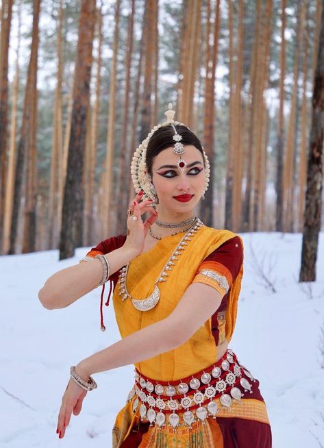 Oddisi Dance Poses, Odissi Dance Costumes, Bharatanatyam Makeup, Classical Poses, Odissi Dance, Desi Attire, Dancer Photography, Dance Photography Poses, Indian Classical Dance