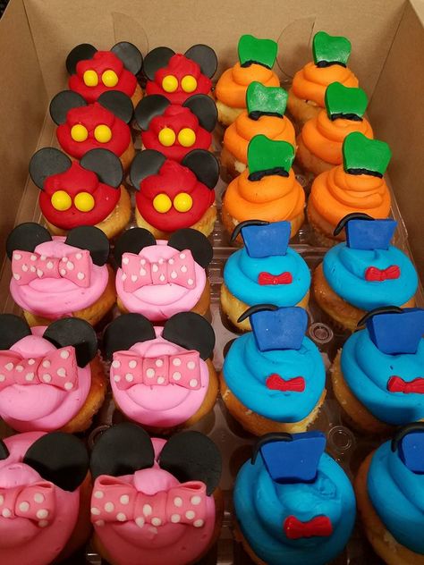 Disneyland Cupcakes, Friends Cupcakes, Birthday Cupcakes Ideas, Mickey Mouse Birthday Decorations, Festa Moana Baby, Mickey First Birthday, Friends Birthday Cake, Mickey 1st Birthdays, Twodles Birthday