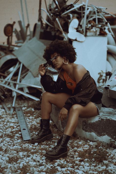 Old School Models Photo Shoot, Junkyard Photoshoot Fashion, Yard Photoshoot Ideas, Junk Yard Photoshoot, Abandoned Warehouse Photoshoot, Outdoor Grunge Photoshoot, Junkyard Photoshoot Ideas, Junk Yard Photo Shoot, Punk Photoshoot Ideas