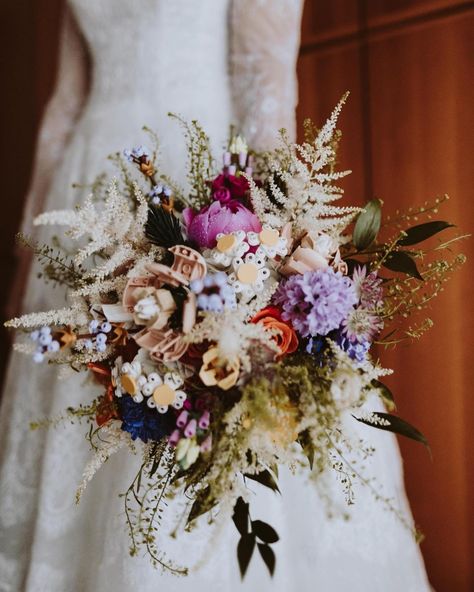 ✨ Photo Zone - Wedding Tales ✨ on Instagram: “Bouquet’s details 😍 notate qualcosa di strano? 💐” Lego Flowers Wedding Bouquet, Lego Theme Wedding, Lego Wedding Bouquet, Lego Bouquet, Lego Gift, Lego Wedding, Lego Flowers, Nerd Wedding, Simple Wedding Flowers