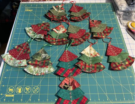 Shabby Fabrics Patterns Layered Christmas Tree Ornamen Free Download pattern review by arubalass Layered Christmas Tree, Sewing Workshop, Shabby Fabrics, Sewing Class, Tote Pattern, Choose The Right, Fabric Patterns, Sewing Pattern, Free Pattern