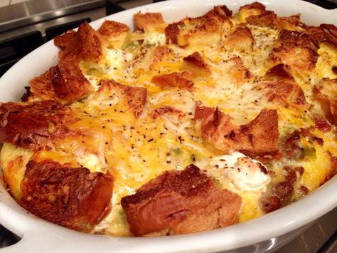 image Brunch Savory, Food For A Year, Breakfast Bread Pudding, Country Breakfast, Corn Pudding, Breakfast Bread, Big Breakfast, Bacon Breakfast, Brunch Dishes