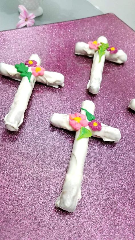 Chocolate Covered Cross Pretzels – B4 and Afters -Perfect for Easter Cross Desserts Easter, Easter Bake Sale Ideas, Easter Treats To Sell, Diy Easter Candy, Easter Strawberries, Easter Chocolate Covered Oreos, Easter Bake Sale, Easter Pretzel, Easter Eggs Crafts