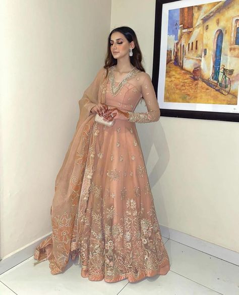 Pakistan Street Style on Instagram: “The prettiest #SuffuseBySanaYasir lehnga 🌸 @zahramallik #PakistanStreetStyle” Outfit For Reception, Bridal Dresses 2022, Pakistan Street, Gowns Designs, Maxi Frocks, Pakistan Street Style, Frocks And Gowns, Desi Wedding Dresses, Velvet Dress Designs