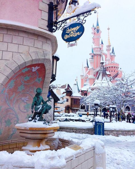 Disneylifestylers on Instagram: “Bucket list moment: seeing a Disney Park in snow Repost from @ewok_queen - 💖I miss the snow 🏰❄️ #disneylandparis #disneycastle…” Paris Snow, Alice In Wonderland Pictures, Universal Vacation, Paris Winter, Disneyland Christmas, Disneyland Photos, Disney Paris, Disneyland Pictures, Christmas Pics