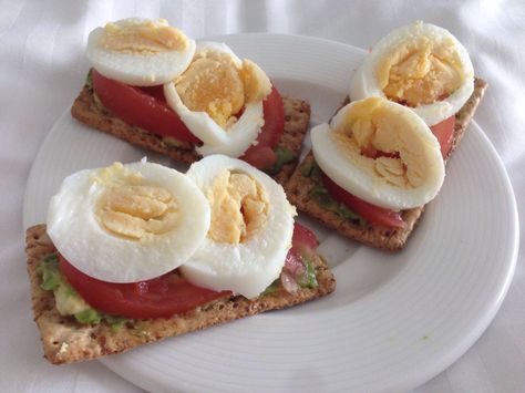 Delicious and healthy snack! Avocado, tomato and boiled egg on vita weats. Cruskits Toppings, Sleeve Recipes, Wls Recipes, Cracker Toppings, Bakery Foods, Real Foods, Healthy Preschool Snacks, Healthy Filling Snacks, Healthy Food Facts