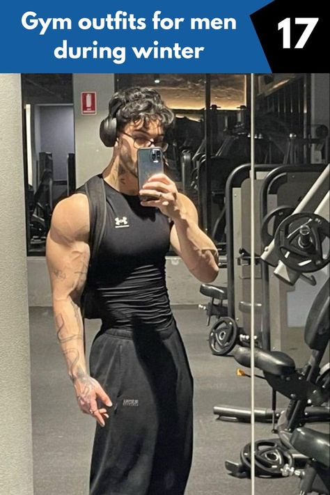 Gym outfit voor mannen: strak zwart tanktop van Under Armour, gecombineerd met zwarte joggingbroek en een rugzak. De look is aangevuld met een koptelefoon en gefotografeerd in een moderne fitnessruimte. Mens Gym Outfits Workout Gear, Mens Gym Outfits, Gym Clothes For Men, Stylish Gym Outfits, Mens Gym, Stylish Activewear, Outfits For Men, Thermal Leggings, Workout Fits