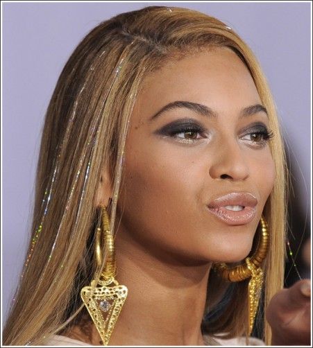 Use shimmer for hair for a sparkling, revealing glow! Beyonce Blonde Hair, Hair Tinsels, Glitter Extensions, Holographic Hair, Beyonce Hair, 90s Hair, Colorful Unicorn, Hair Tinsel, Hair Chalk