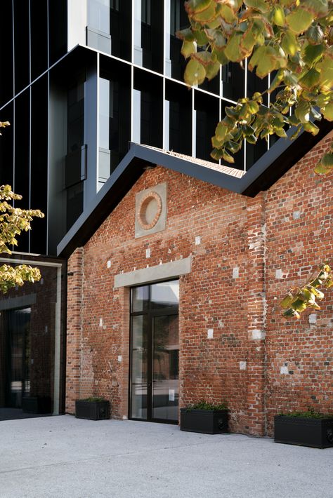 Old Factory Renovation, 1920s Architecture, Gable Roof Design, Urban Industrial Decor, New Architecture, Building Renovation, Industrial Architecture, Ad Magazine, Apartment Architecture