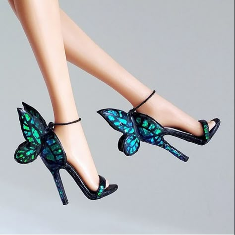 The butterfly shoes are designed by Sophia Webster. These shoes are a whimsical touch to your look for any occassion. Shoes With Butterflies, About Butterfly, Butterfly Heels, Butterfly Shoes, Tv Head, Butterfly Fashion, Fashion Shoes Heels, Flower Sketches, Butterfly Theme