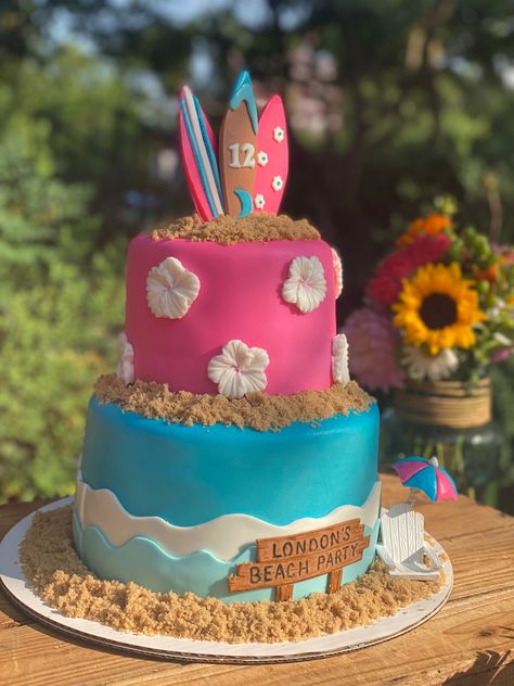 Pool Party Bday Cake, Summer Birthday Cakes Girl, Beach Birthday Cake Ideas, Beach Party Cake Ideas, Birthday Cakes Summer, Hawaiian Bday Party Ideas, Hawaii Themed Cake, Hawaii Birthday Theme, Cute Summer Cakes