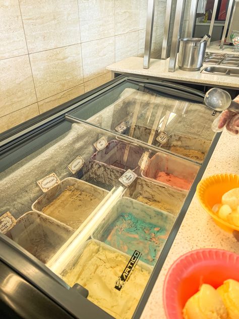 ice cream bar in a ice cream shop very cute Ice Creme Bar, Working At An Ice Cream Shop Aesthetic, Ice Cream Astethic, Bar Astethic, Ice Cream Bar Party Ideas, Cream Astethic, Ice Cream Bar Party, Ice Cream Party Bar, Creme Aesthetic