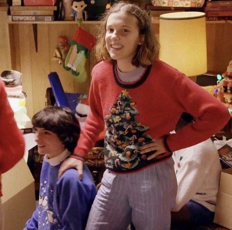 Millie And Finn, Stranger Things Christmas, Things Wallpaper, Female Actors, Stranger Things Season 3, Stranger Things 3, Stranger Things Kids, Stranger Things Actors, Stranger Things Have Happened