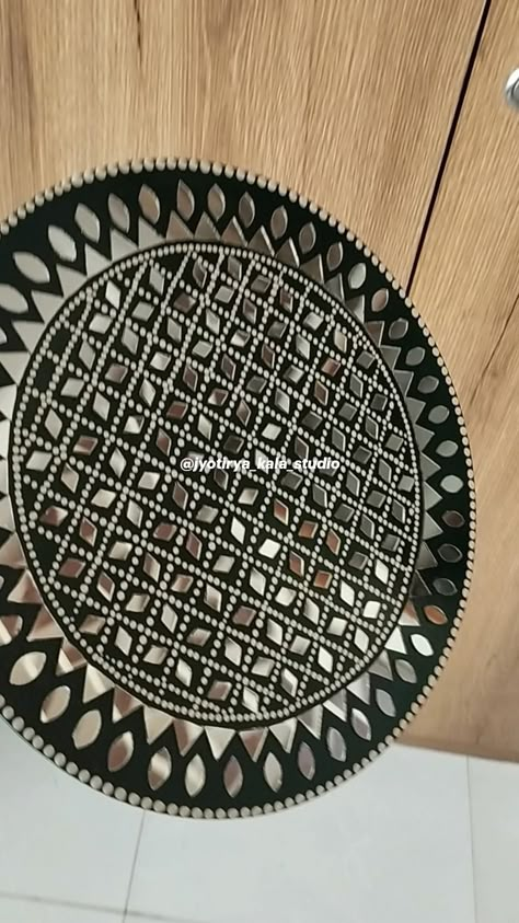 Creative Lippan Art, Mosaic With Mirror Pieces, Mirror Lippan Art Work, Mirror Work Mandala, Easy Lippan Art Design, Simple Lippan Art Circle, Mirror Work Wall Decor, Black Lippan Art, Mud And Mirror Work Art