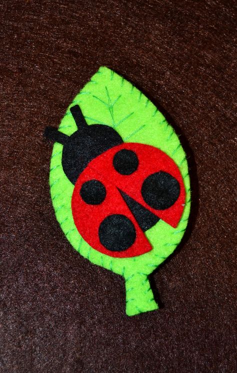 Felt ladybug Ladybug Felt Pattern, Felt Ladybug, Ladybug Felt, Dr Seuss Preschool Activities, Cloth Books, Tiny Toys, Felt House, Wall Christmas Tree, Quilting Designs Patterns