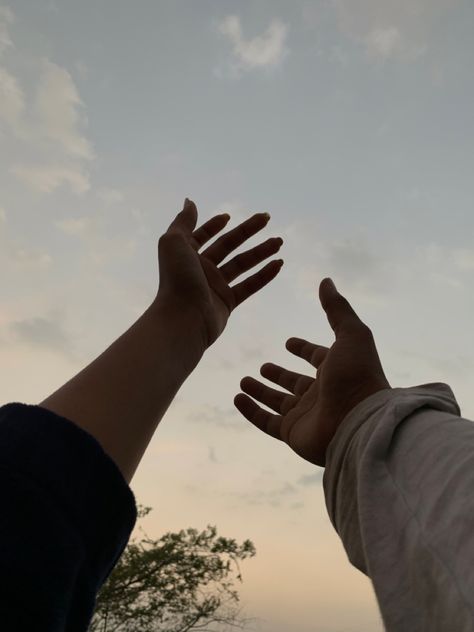 Hands In The Sky, Male Bff, Mens Photoshoot, Winter Aesthetics, Lovers Hands, Hands Reaching Out, Couple Hands, Celebrity Casual Outfits, Mens Photoshoot Poses