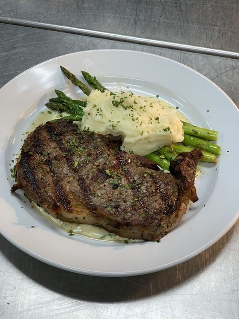 Steak Potatoes And Asparagus, Stake And Mashed Potatoes, Steak And Mashed Potatoes Aesthetic, Steak Mashed Potatoes And Asparagus, Steak Mashed Potatoes Dinners, Steak And Mash Potatoes, Fancy Steak Dinner, Steak Plating, Jalapeño Cream Sauce