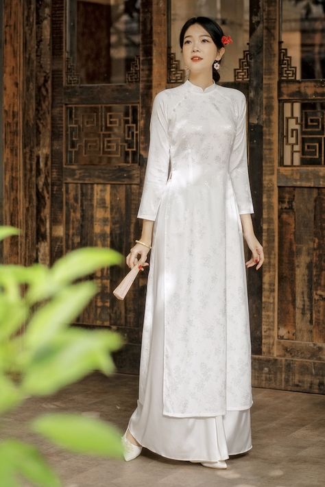 Ao Dai Aesthetic, Ao Dai White, Comfy Trendy Outfits, Vietnamese Wedding Dress, Ao Dai Vietnamese, Dress Muslim Modern, Asian Style Dress, Chinese Style Dress, Simple Bridesmaid Dresses