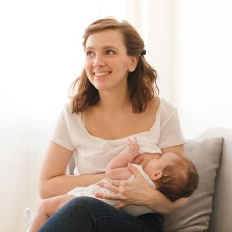 Breastfeeding 101: advice and information for the first-time mom - These Hungry Kids Gassy Foods, Alcohol Chocolate, Labor Hospital Bag, Postpartum Nursing, Lactation Smoothie, Postpartum Health, Romantic Couple Kissing, Postpartum Body, Lactation Consultant