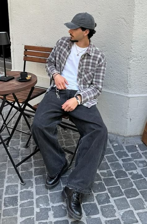 Corduroyed Pants Outfits, Kith Outfit Men, Fall Outfits Black Pants, Gay Doc Martens Outfit, Vintage Ootd Men, Male Fits Aesthetic, Doc Marten Fits, Black Baggy Jeans Outfit Men, Doc Martens Oxfords Outfit