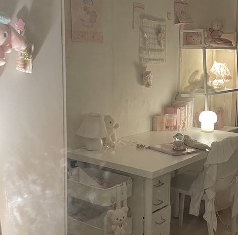 Desk Ideas For Small Spaces Bedroom, Bedroom Korean, Bedroom Preppy, Angels Figurines, Korean Apartment, Pretty Desk, Uni Dorm, Desk Inspo, Sonny Angels