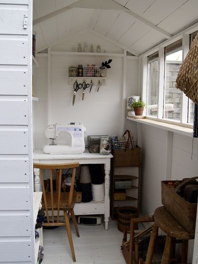 love this little sewing/craft shed She Shed Designs, Sewing Shed, Sewing Nook, Sewing Room Inspiration, Craft Shed, Sewing Spaces, Sewing Machine Table, Decor Studio, Hobby Room