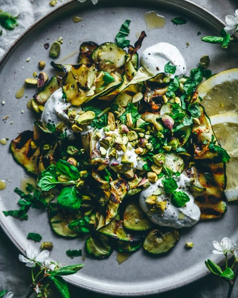 Grilled Veg Salad, Salads With Cheese, Goats Cheese Recipes, Zucchini With Goat Cheese, Barbecue Salads, Grilled Veggie Salad, Zucchini Goat Cheese, Grilled Zucchini Salad, Pistachio Salad