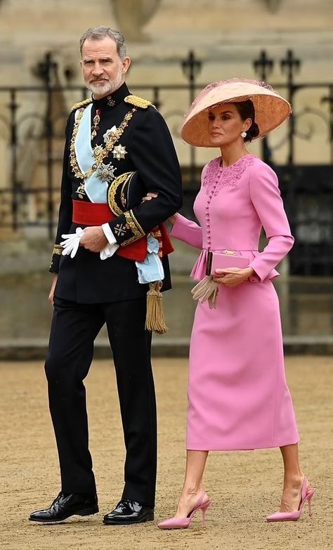 King Felipe VI and wife Quenn Letizia Spanish Royalty Fashion, Spanish Monarchy, Royal Wardrobe, Queen Of Spain, Carolina Herrera Dresses, Spanish Royalty, Latina Outfits, Princess Alice, Royal Clothing