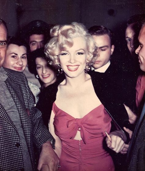 Marilyn Monroe (Norma Jeane Baker) #marilyn #monroe #marilynmonroe #mm #blonde #icon #beauty Norma Jean Baker, Lee Strasberg, Sofia Loren, Edward Norton, Serge Gainsbourg, Joe Dimaggio, Center Of Attention, Base Ball, Marilyn Monroe Photos